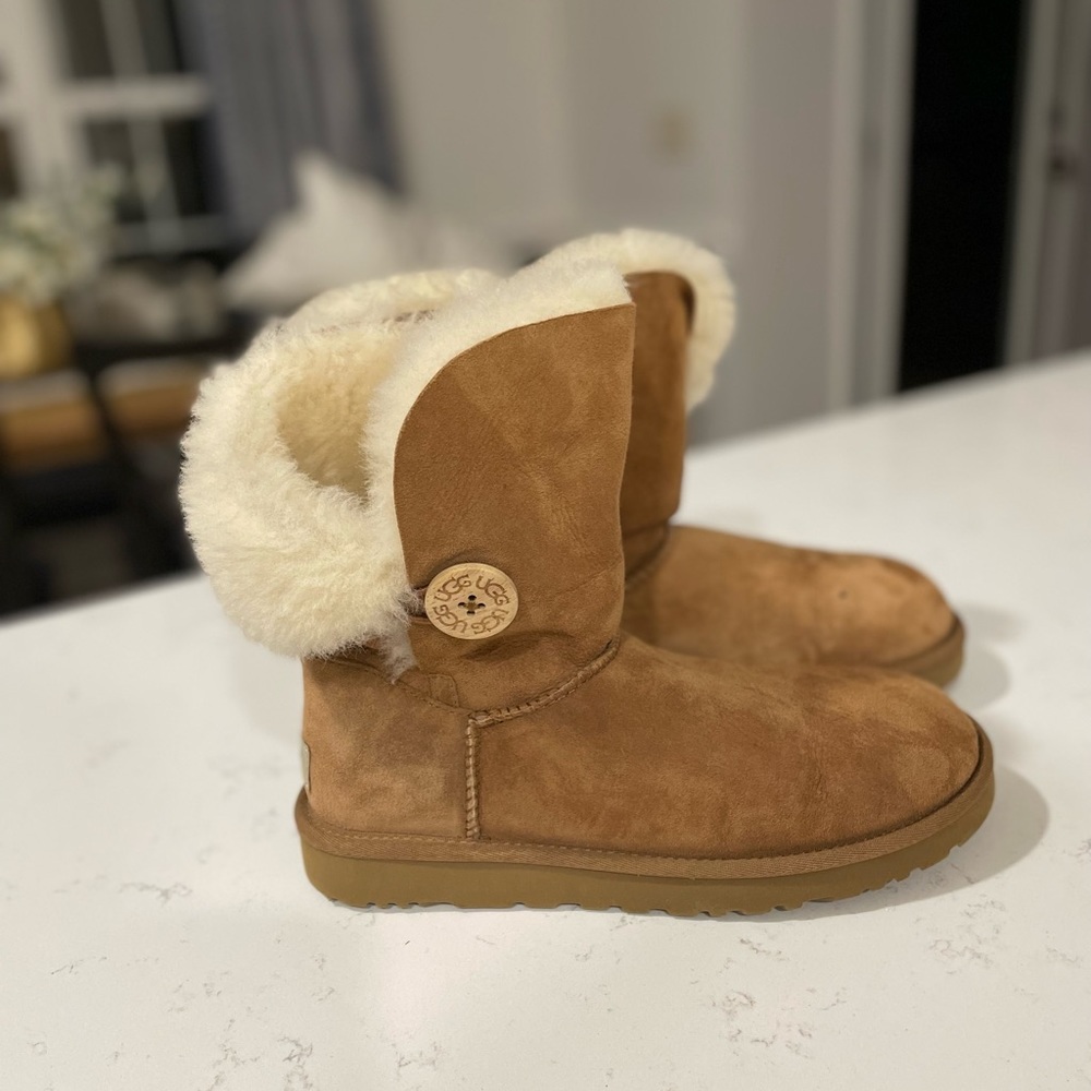 UGG Australia Womens Bailey Button BOOTS 5803 Chestnut Size 7